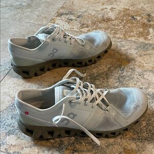 On Running Athletic Shoes in cream and Gray women’s 9.5 like new On Cloud X